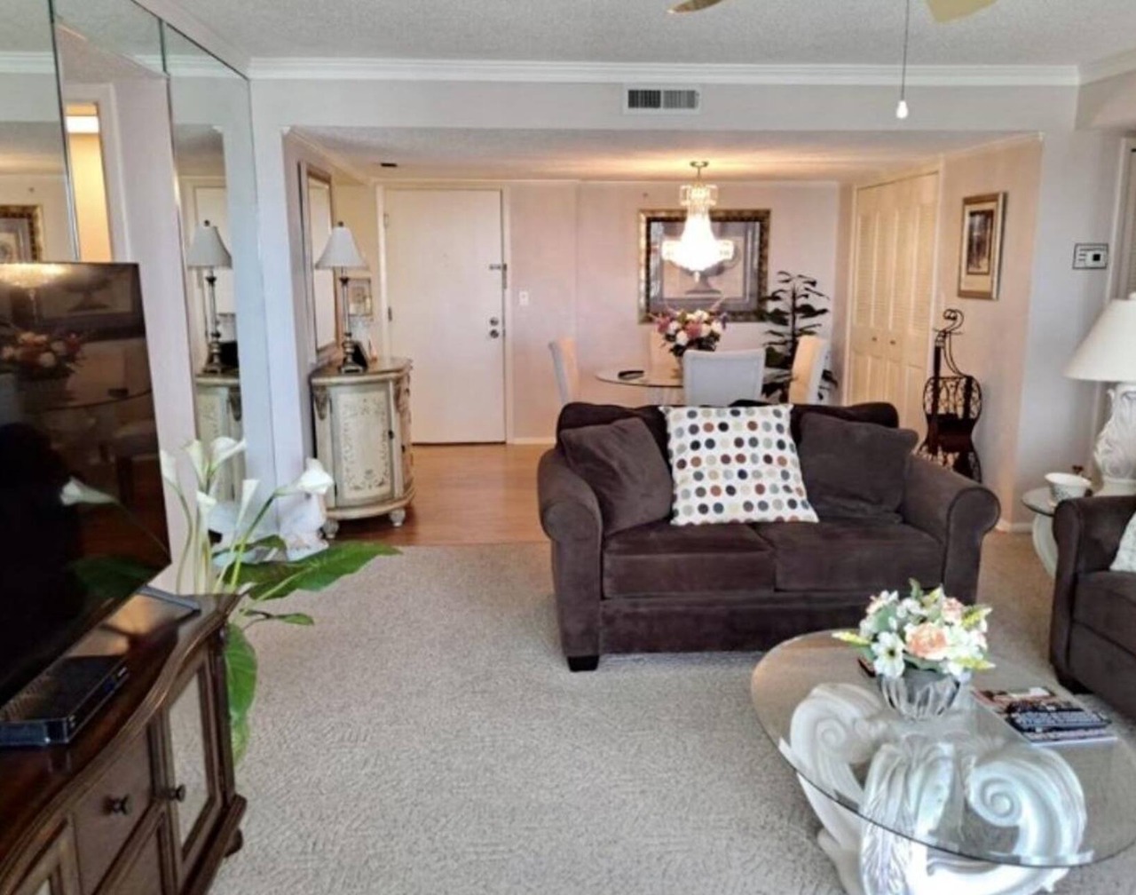 Beautiful 2 bedroom Condo 1/2 mile from Clearwater beach 1