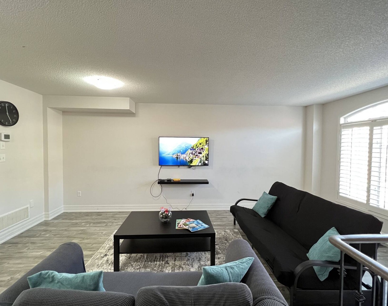 Beautiful 3 bedroom & 3-bathroom vacation home near Toronto Pearson Airport 1