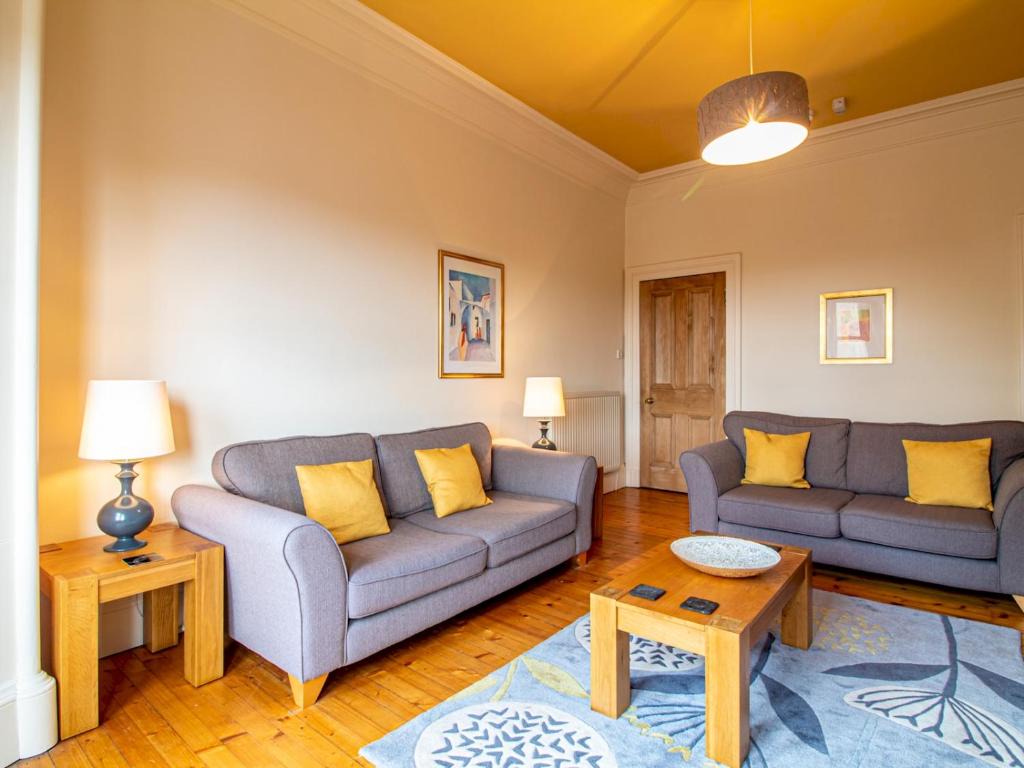 Beautiful and Bright Georgian Style Morningside Apartment - Pass the Keys 1