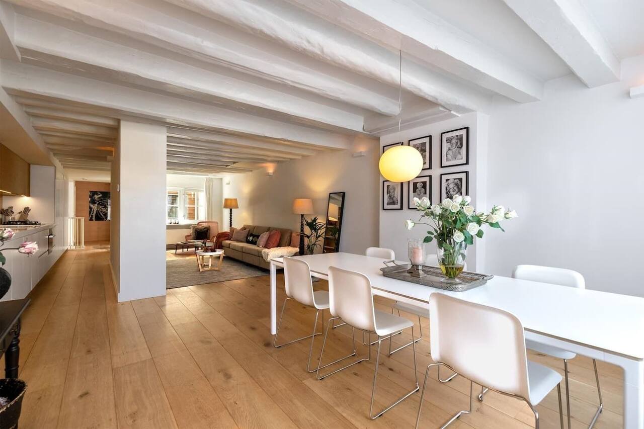 Beautiful large apartment at one of the most desirable locations on the famous Prinsengracht. 1