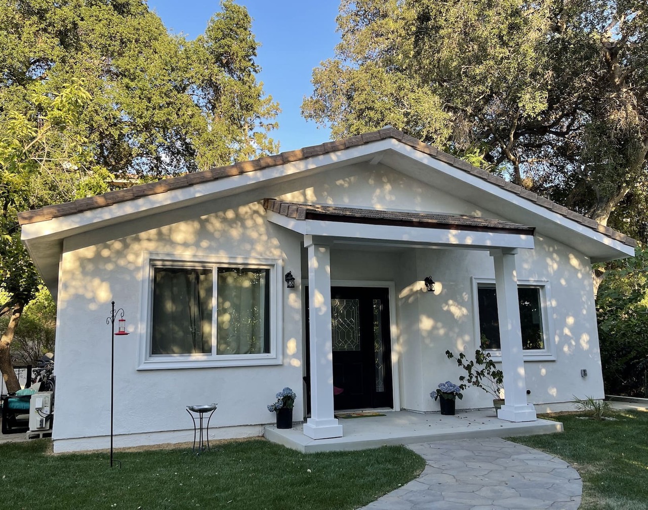 Beautiful modern bright brand new guest house 2 beds and 2 baths 1