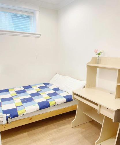 Beautiful place with Kitchen, Washing Machine, Internet near UBC, beach and DT 1