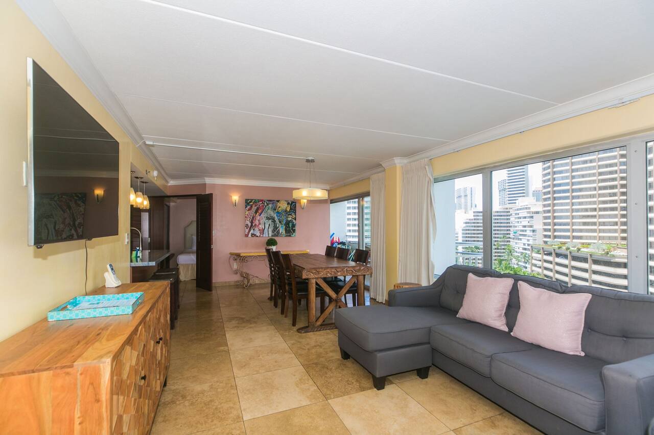 Beautifully Remodeled 2 Bedroom Waikiki Condo - Sleeps 6! 1