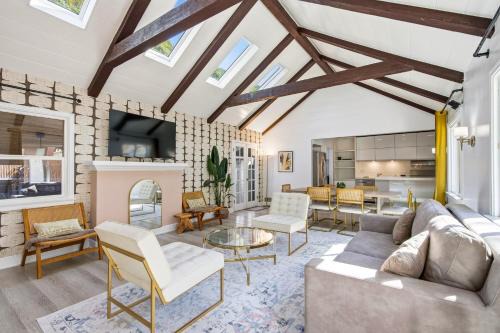 Bel Air Very Private and Comfy Home with Jacuzzi 1
