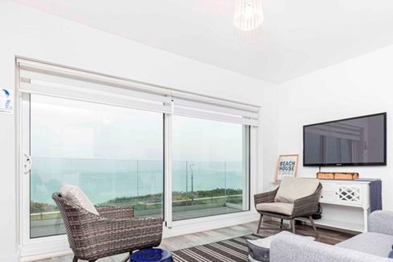 BOURNECOAST: Modern flat with BALCONY, INCREDIBLE SEA VIEWS and PARKING - FM8497 1