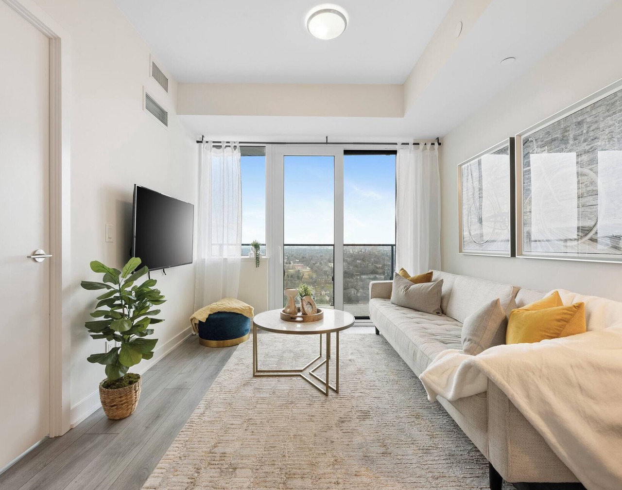 Brand new luxury 1 bedroom 1 bathroom condo in heart of Toronto 1