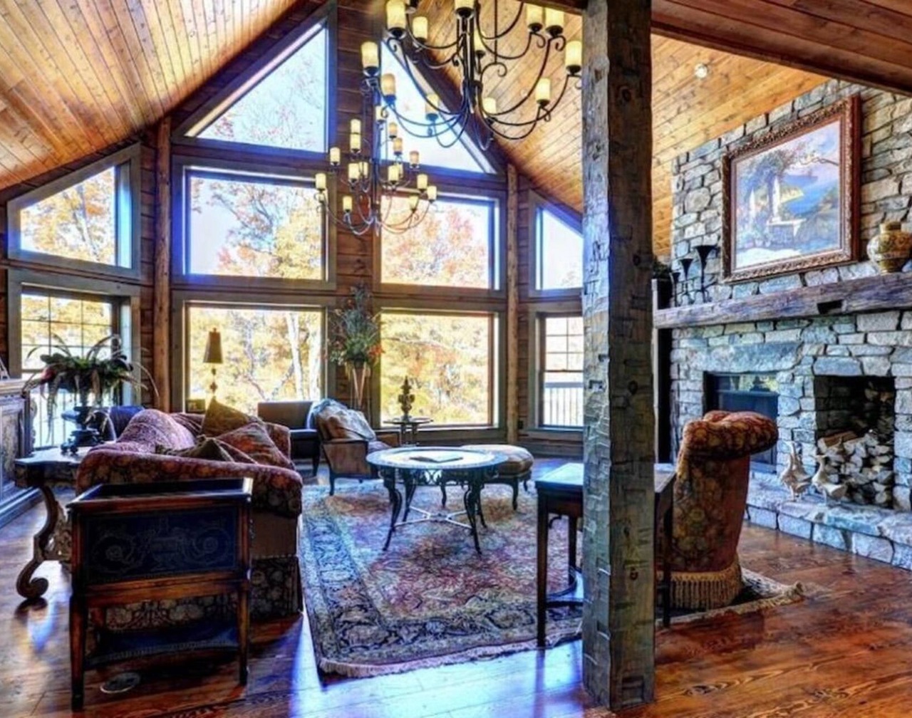 Breathtaking views of lakefront! 1