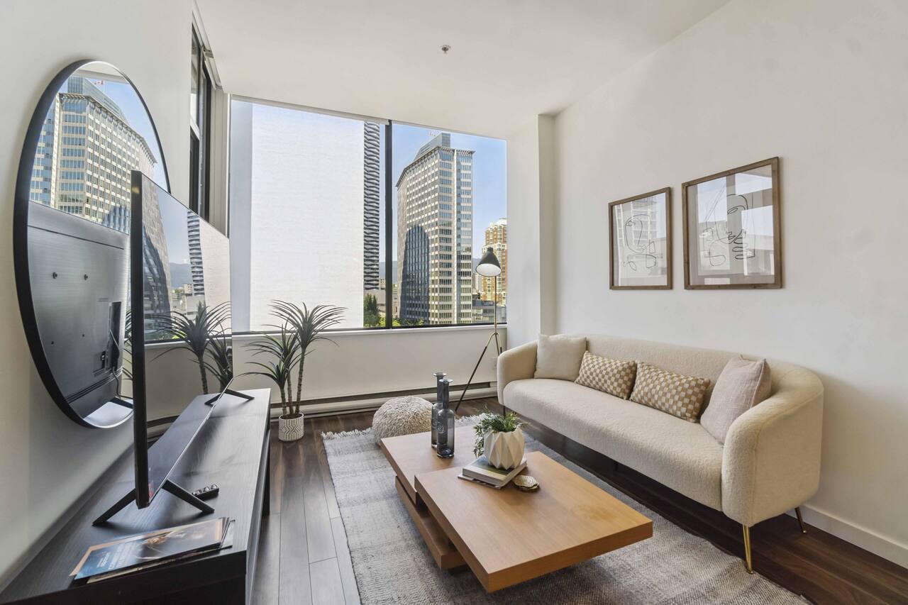 Bright Downtown 1BR, Balcony, City Views & Parking 1