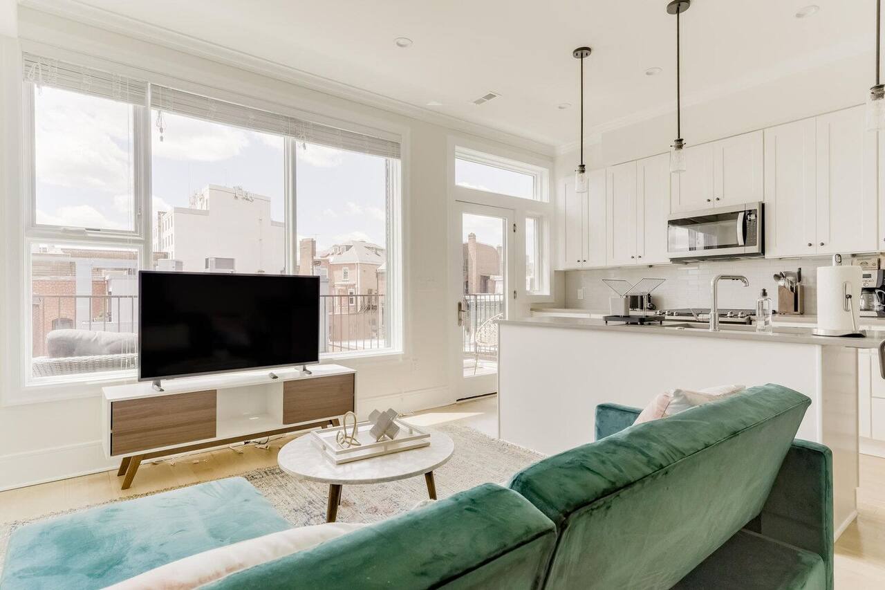 Bright Dupont Circle 2BR w/W/D, nr Restaurants & Bars, by Blueground 1