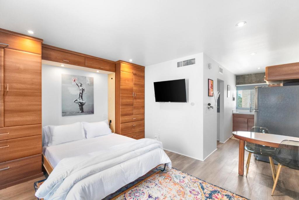 Bright Micro-Flat steps from DTPH Pool & Parking 1
