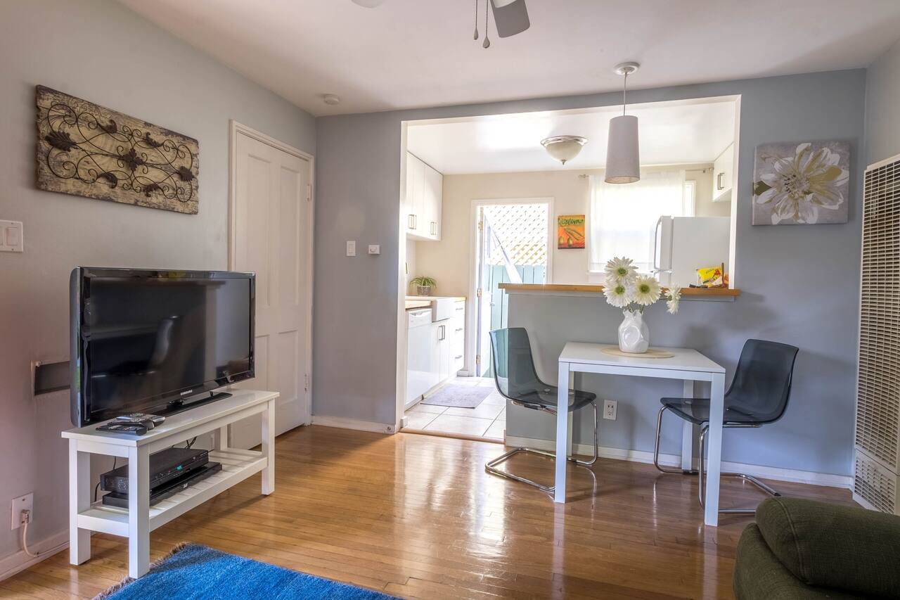 Bright one-bedroom bungalow, located near all Pasadena’s best attractions. 1
