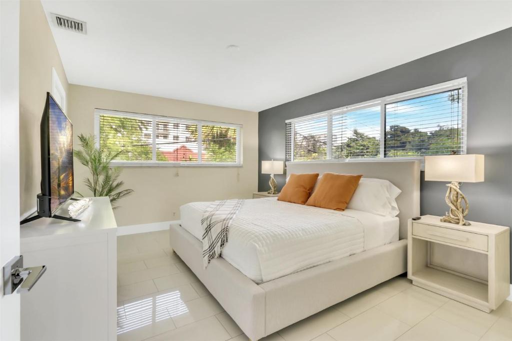 Bright Pompano Beach with pool access 1