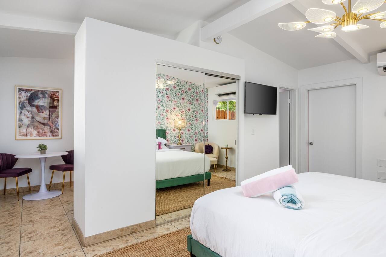 Brigitte Suite · Dog-Friendly Yard, Palm Springs 1