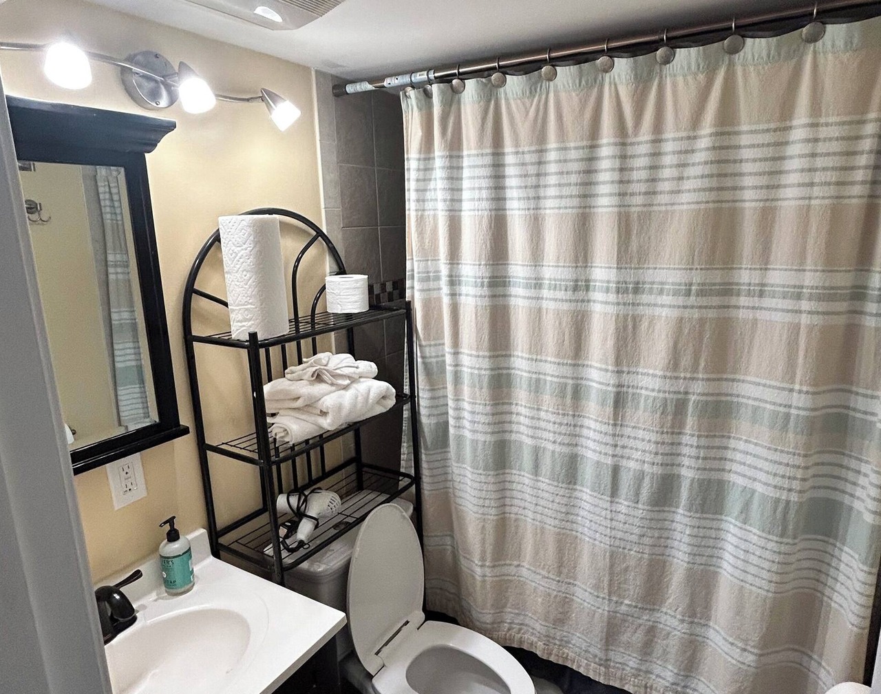 Bring the Entire family to Cozy a 2-bedroom Basement in marvelous Washington D.C 1