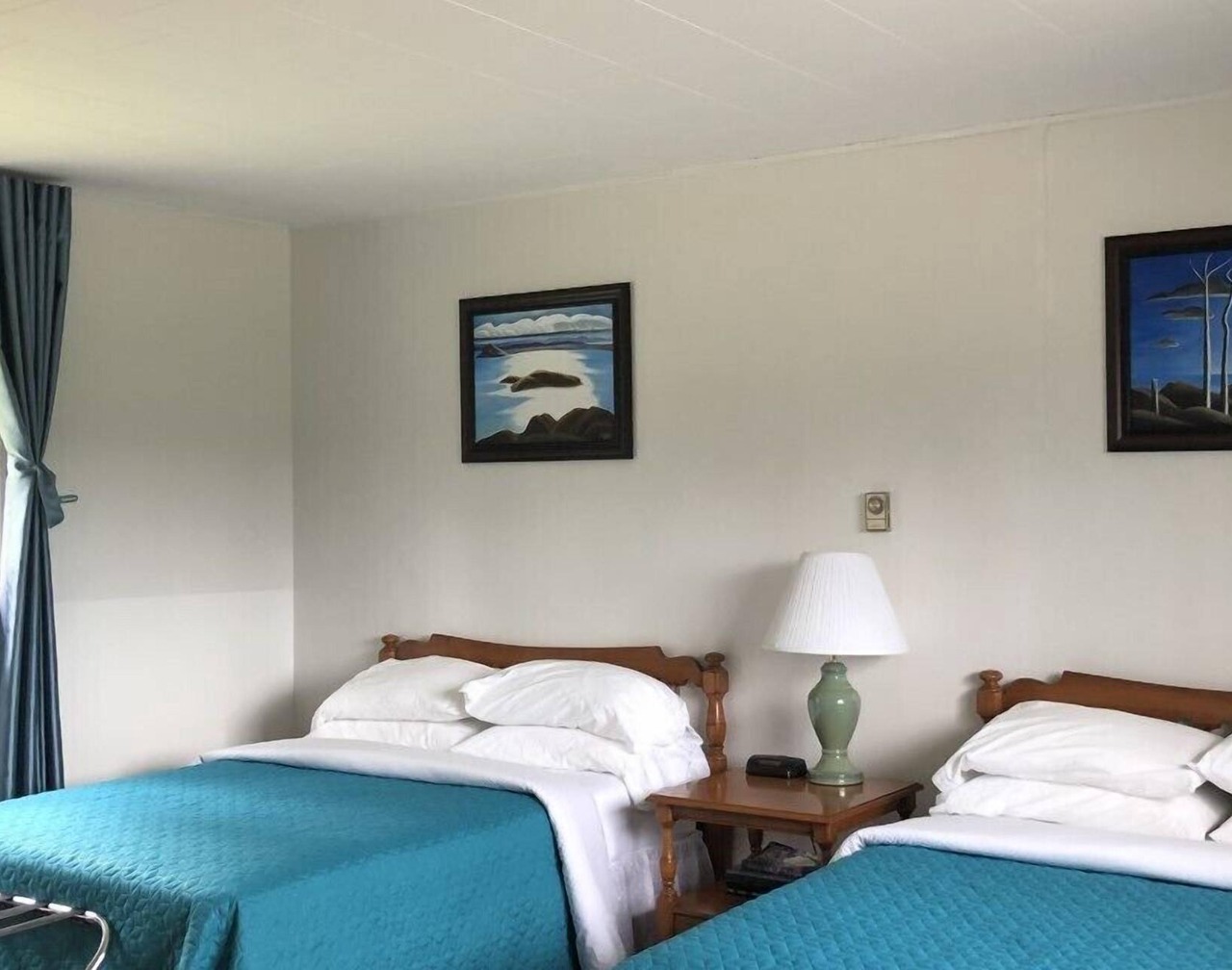 Coach House Motel 20 km East Terrace Bay 1