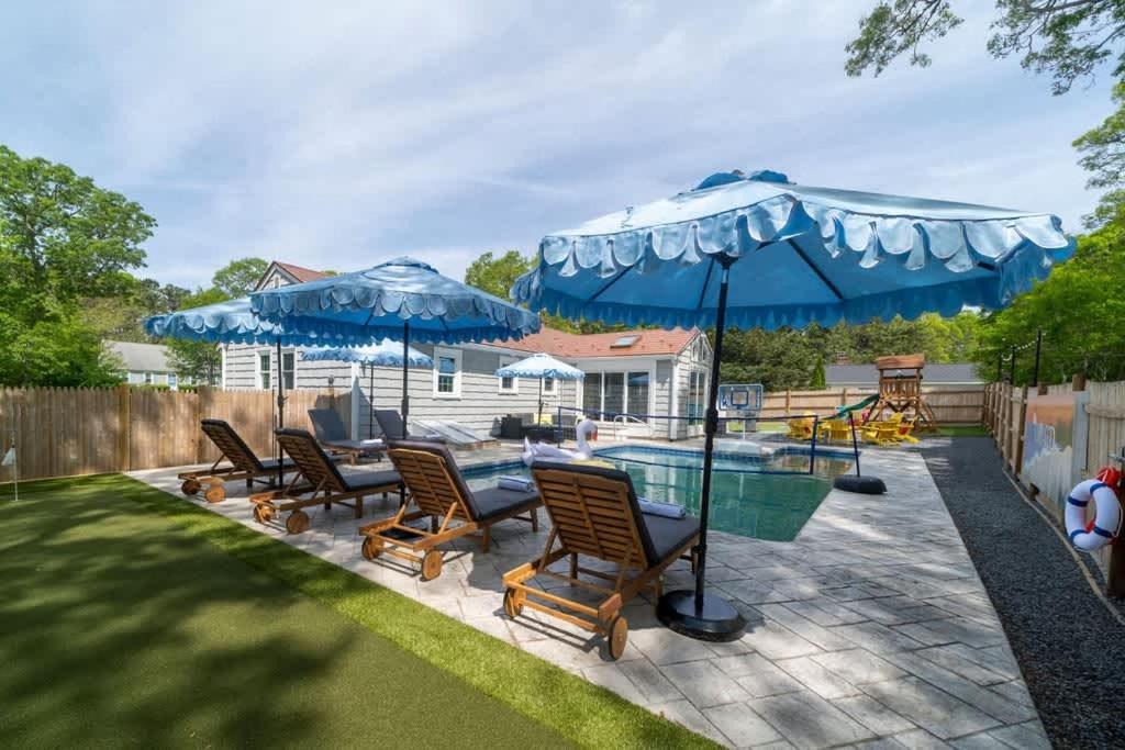 Cape Cod heated Pool, Putting Green, Speak Easy, Game room, 1