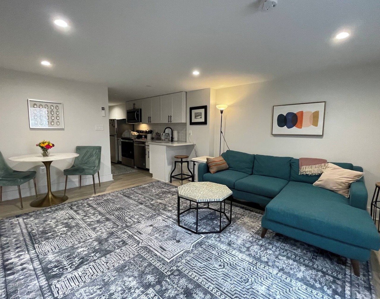 Capitol Hill, excellent location, Lower Level Apartment 1