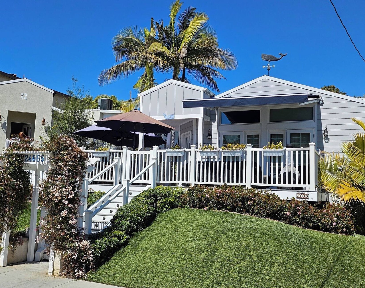 Casa de la Ballena, back available on VRBO. Permit STR15-0329, walk to the beach 1