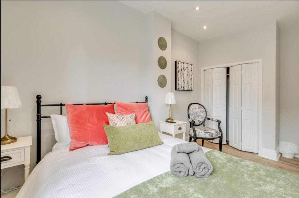 Casa Leslieville - 2BR Suite with LRG Patio 1