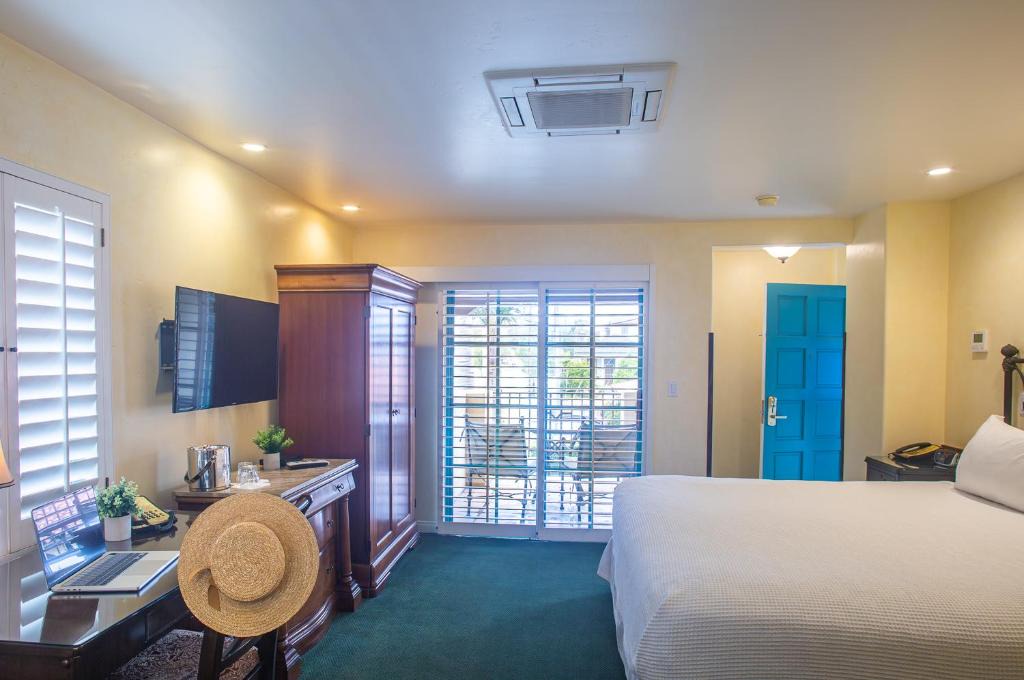Castillo Inn at the Beach 1