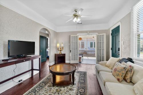 Center of NOLA Loft - walk to Ochsner 1