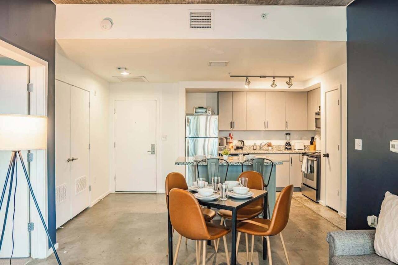 Central Phoenix Spot | Pool, Gym, Balcony +Parking 1