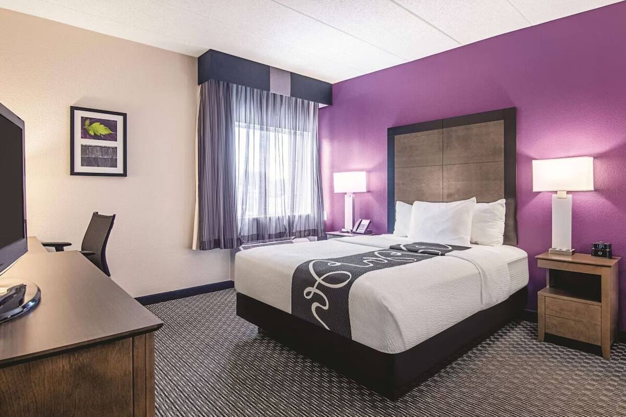Central Room in Portland | Couple Stay w/Complimentary Breakfast 1