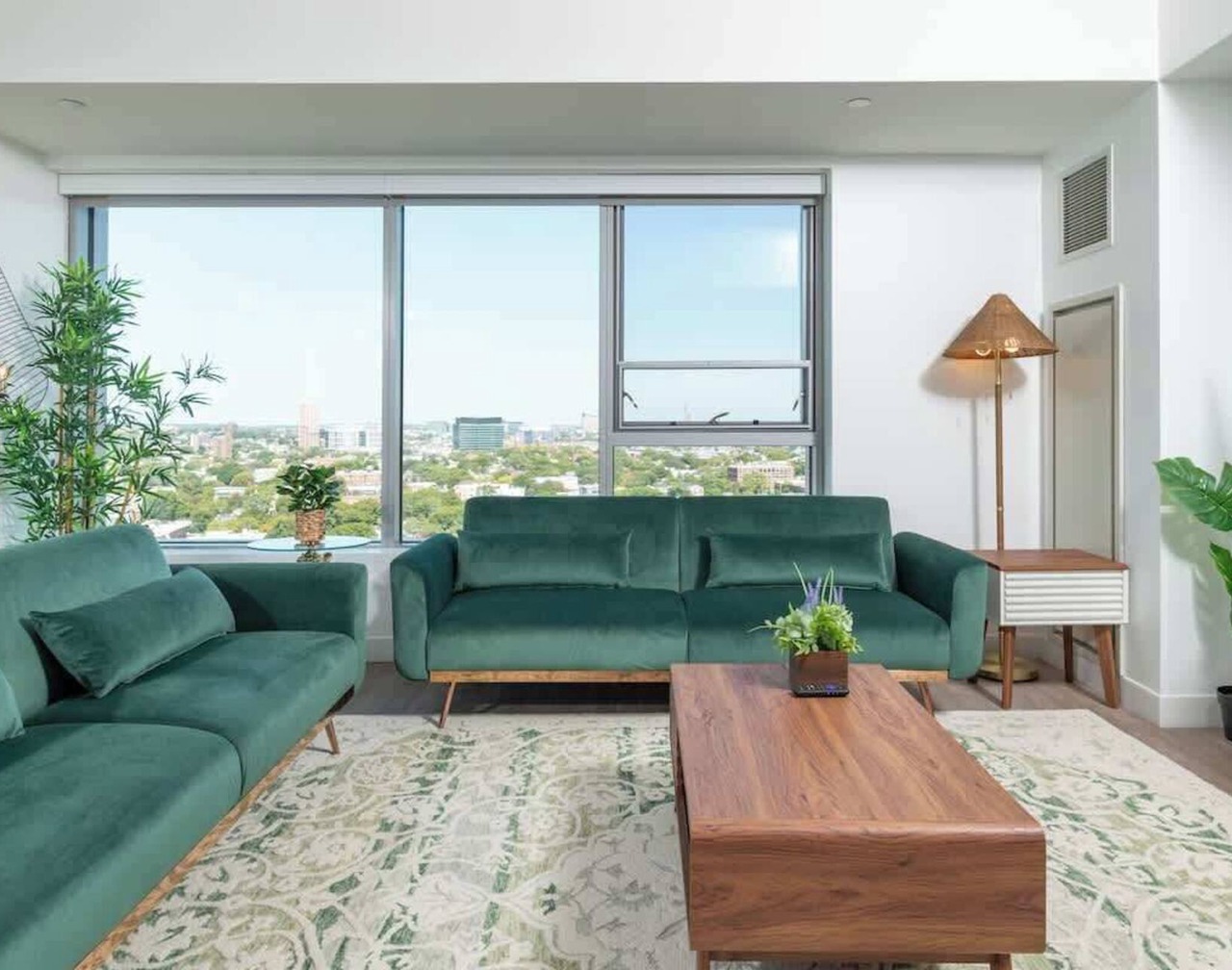 Central Square 3BR Condo with Downtown View, Gym and Parking! 8 Sleeps 1