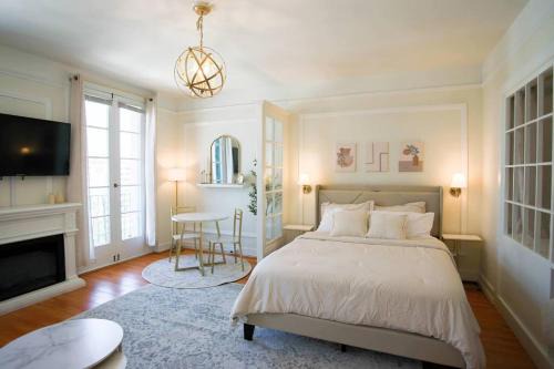 Chambre de Bonne in Downtown Long Beach 1