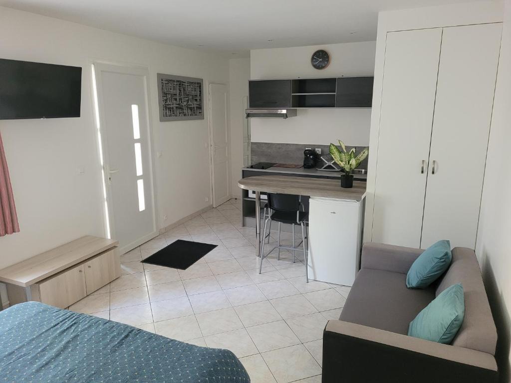 charmant studio de 30 m2 très calme avec sa grande belle terrasse et son jardin PRIVATIF 1