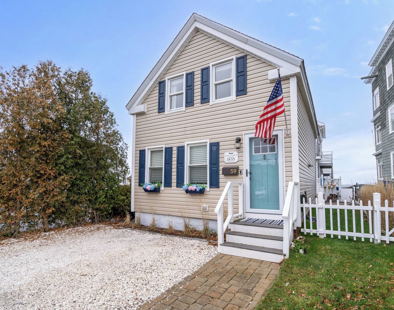 Charming 2-bedroom house in welcoming Swampscott with private beach 1