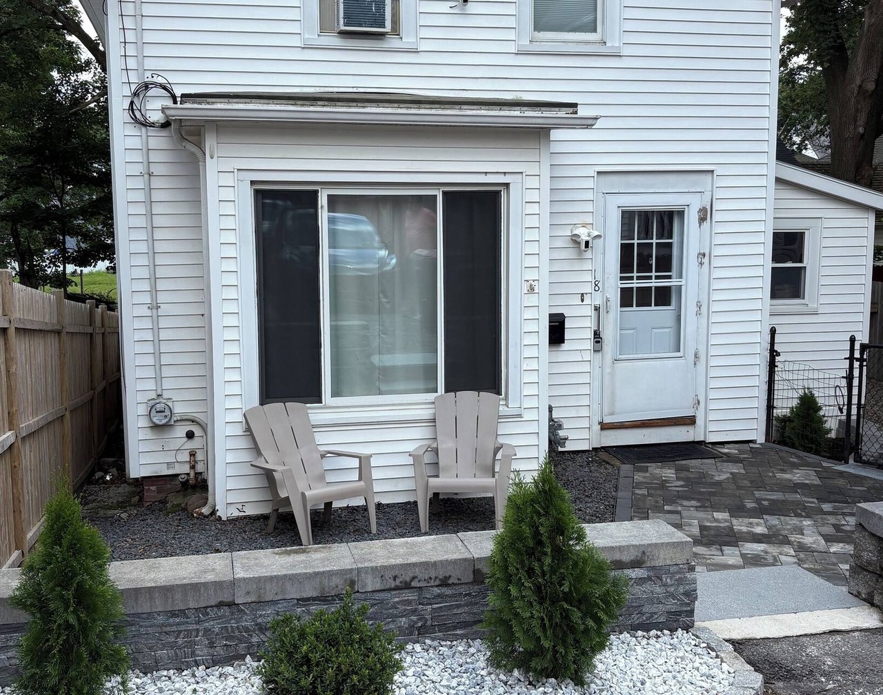 Charming 3-bedroom house with fast WiFi and is pet-friendly in Brockton 1