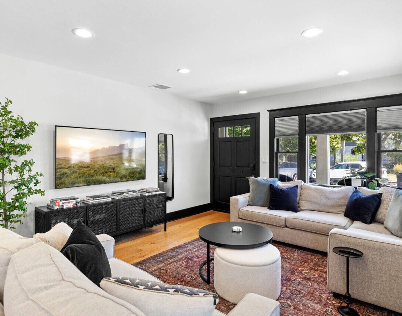 Charming 3BR in Heart of LA with Spacious Backyard 1