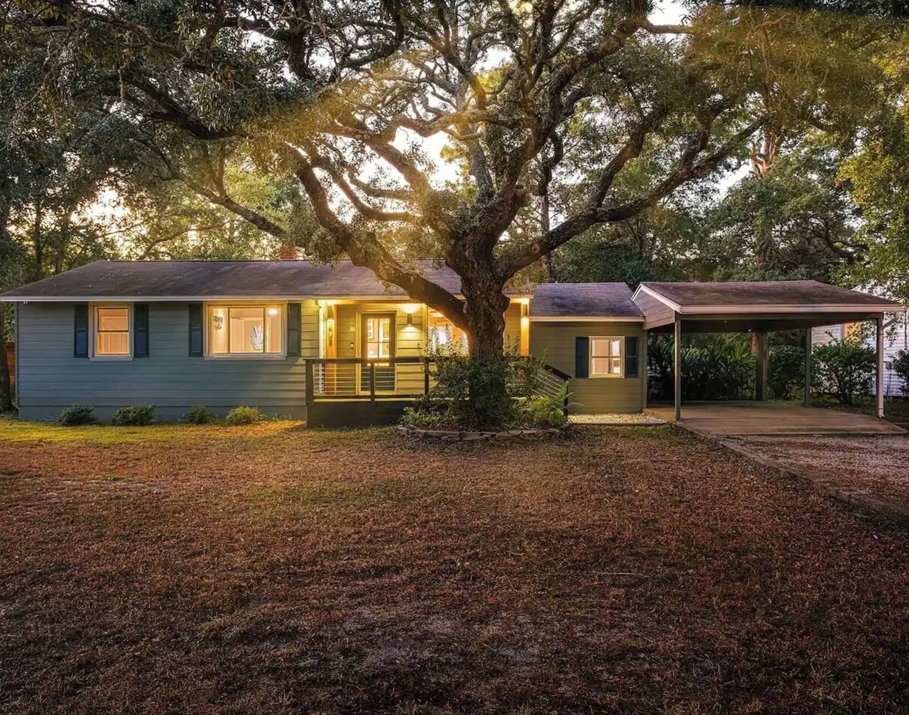 Charming 4-bedroom + movie room cottage, 3 blocks to the beach, 16 min to Destin 1