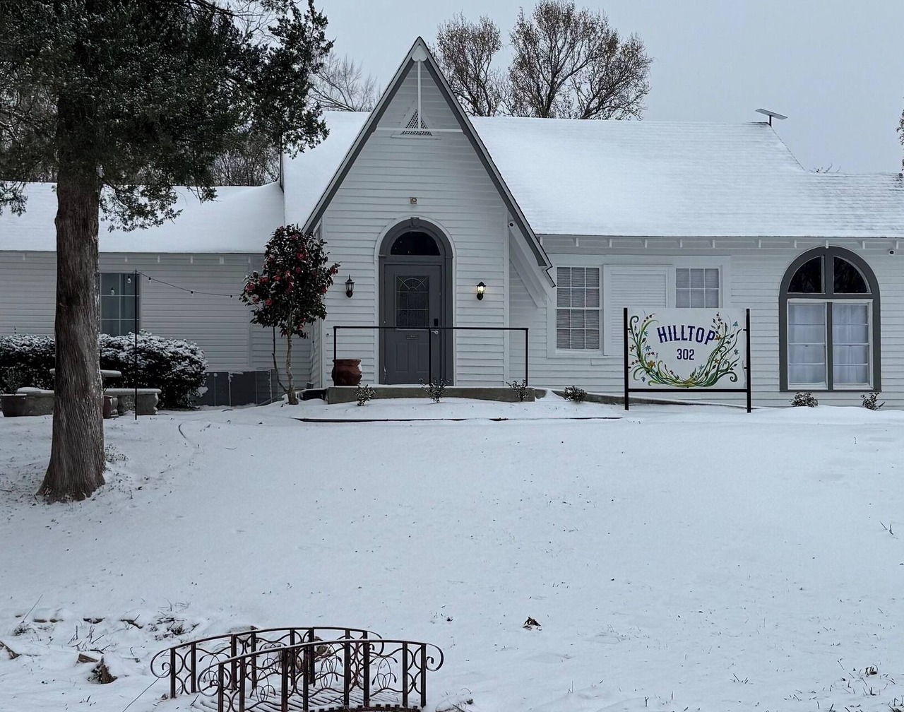 Charming 4-bedroom bed & breakfast in Marksville with AC, WiFi and full Kitchen. 1