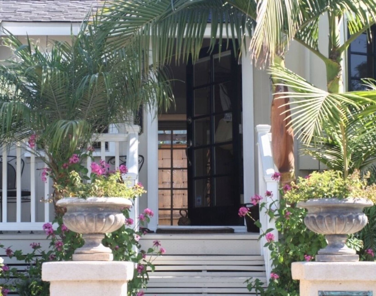 Charming Beach Bungalow in South Laguna Beach Village. Private Property Parking, 1