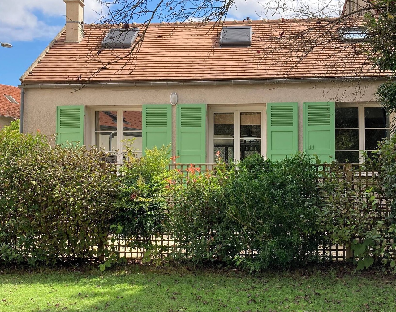 Charming house inside Bussy Village 1