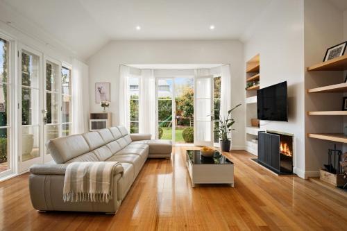 Charming Red Brick Estate in Kew 5BR & Playhouse 1