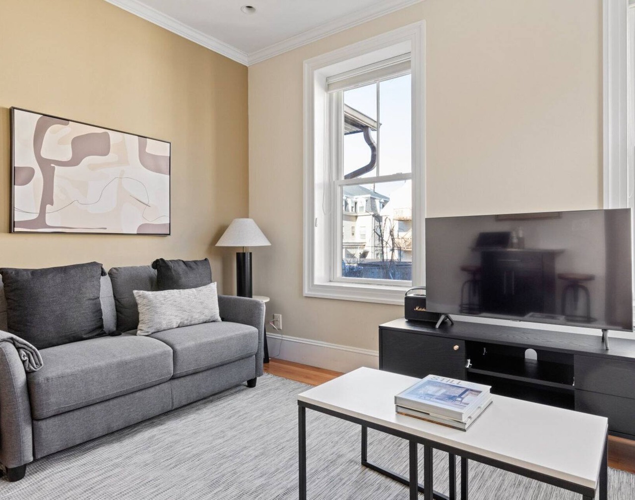 Charming Somerville 1BR nr Sullivans Square T, by Blueground 1