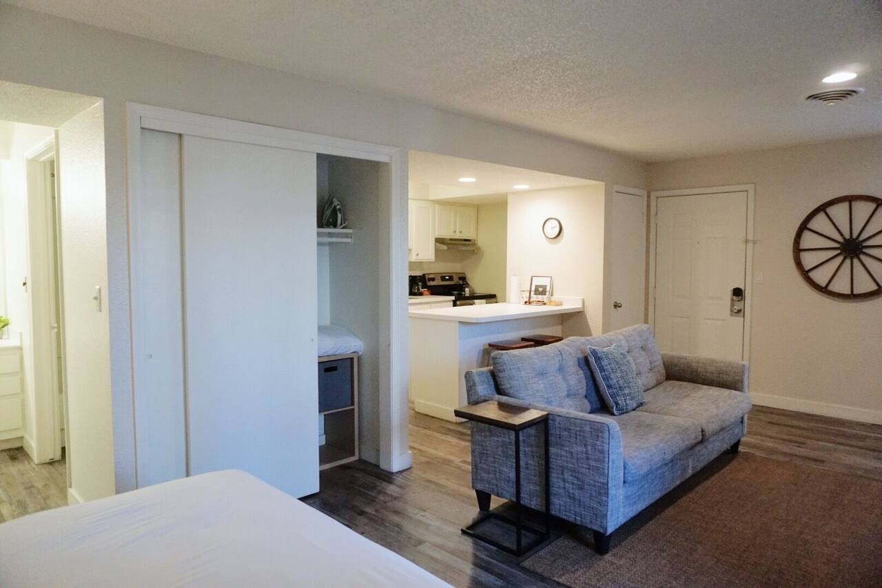 Charming Studio Amazing Location King-Size Bed 1