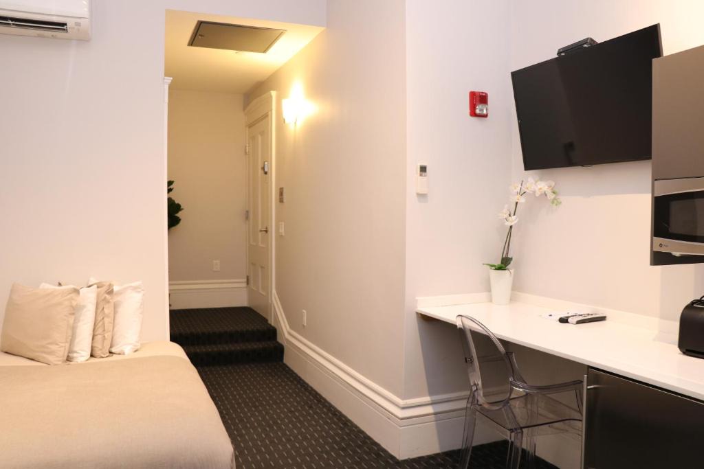 Charming & Stylish Studio on Beacon Hill #3 1