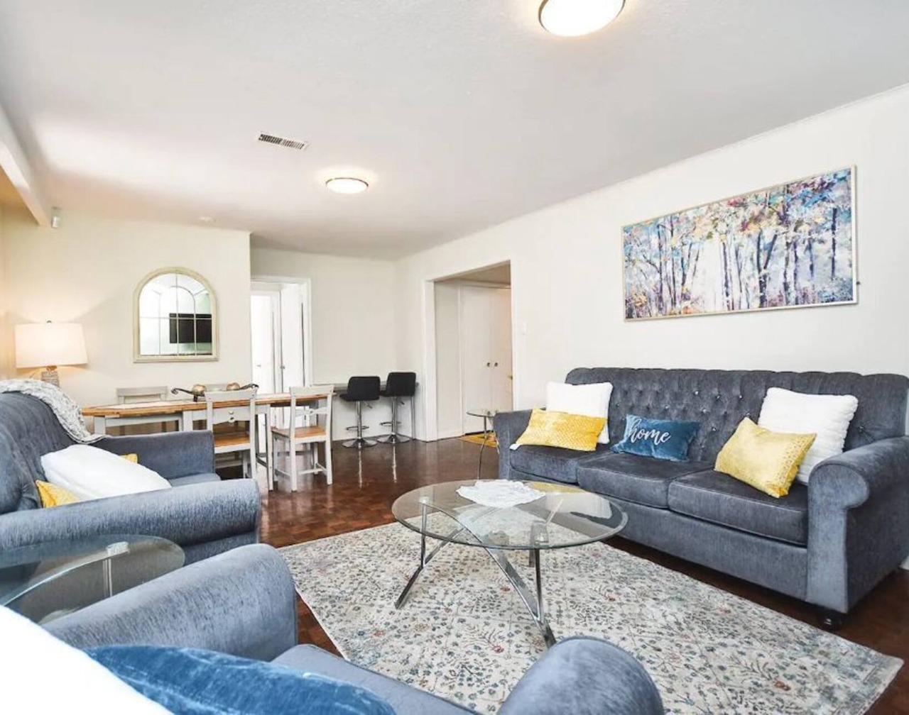 Cheerful 2 bedroom home close to York mills Subway, Free parking 1