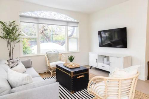 Cheerful 4BD Home in the Heart 1