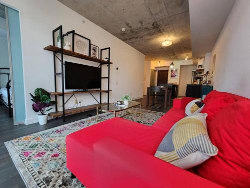 Chic 1BDR Loft with Office Space-Heart of Toronto 1