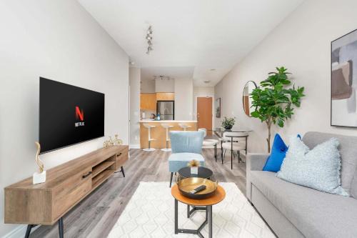 Chic 1BR Patio Suite Scenic CN Tower View 1