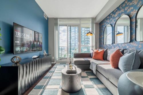 Chic Fort York Haven Lake Views & City Pulse 1
