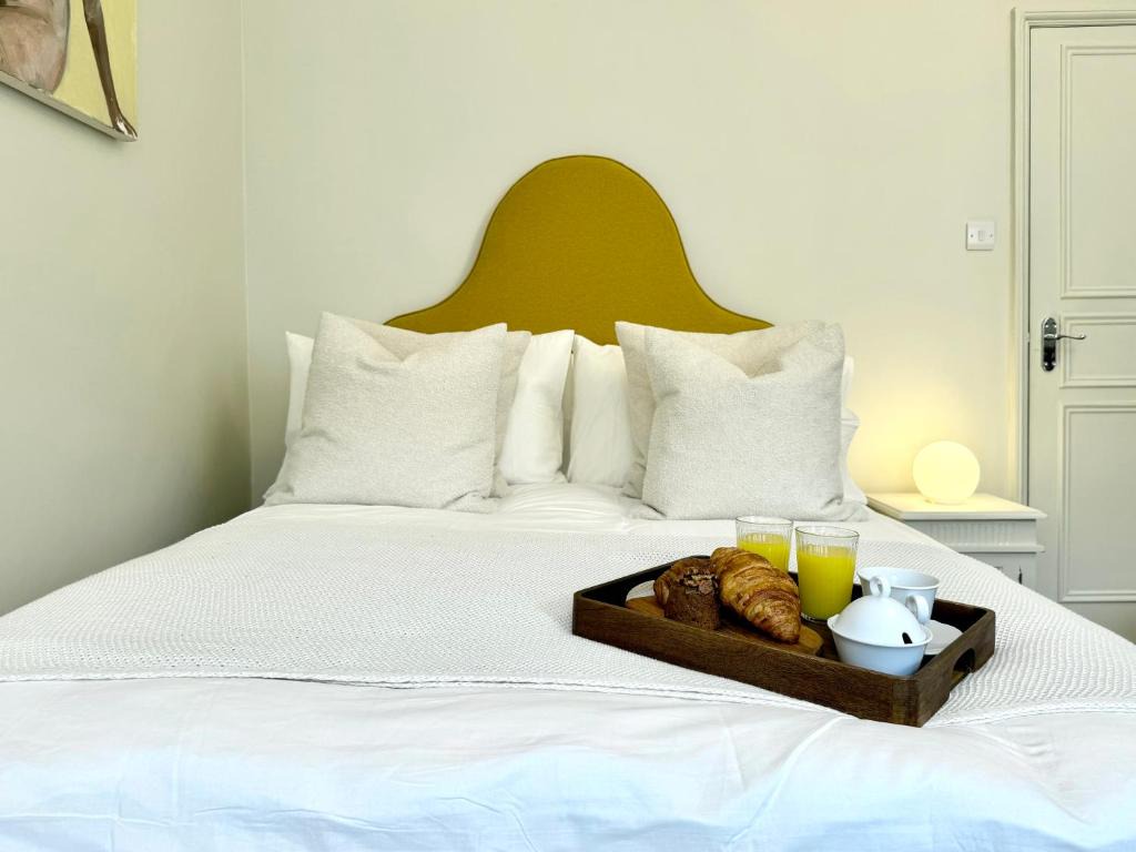 Chic Marylebone Village w Premium Mattress and 55 inch TV, by The Design Traveller 1