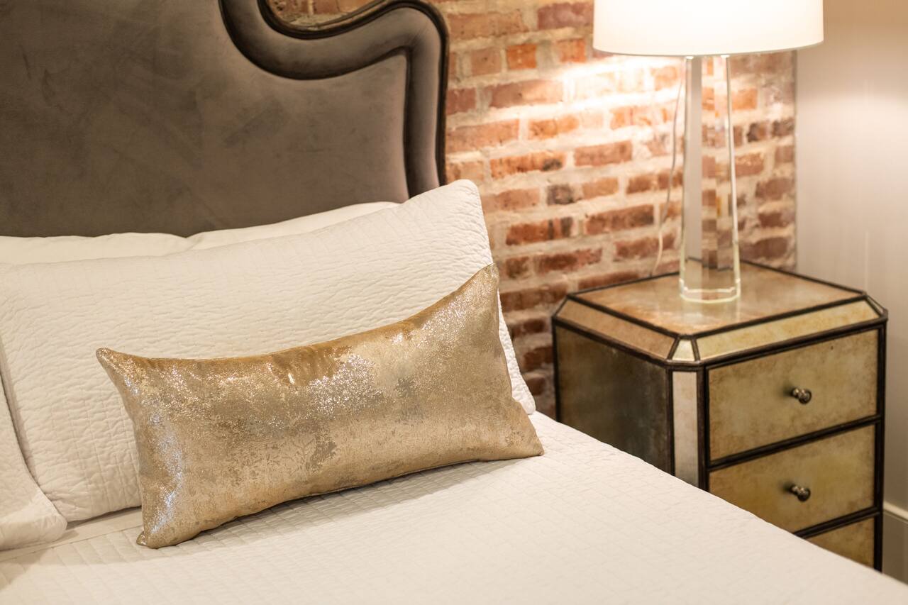 Chic New Orleans CBD Escape: Historic Charm + Modern Comfort Near Nightlife 1