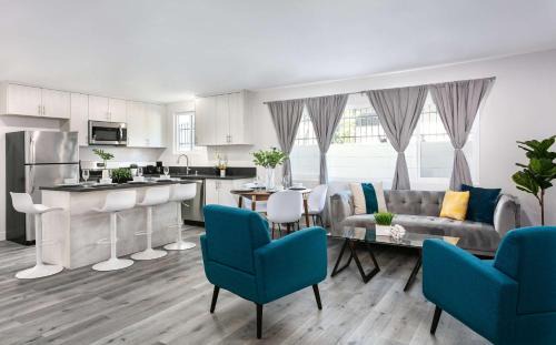 Chic Walkable Downtown Apt Near Americana 1