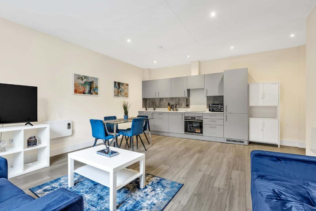 City Service Lets - Ground Floor 2 Bed Apartment in Cheam Village with Free Parking and Easy London Access 1